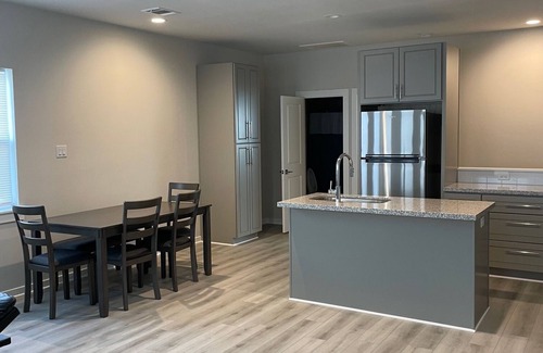 Southeast Houston House | Medical Center South 2Bdr 2 Bth 2 Car garage w/1 bdrm on 1st floor