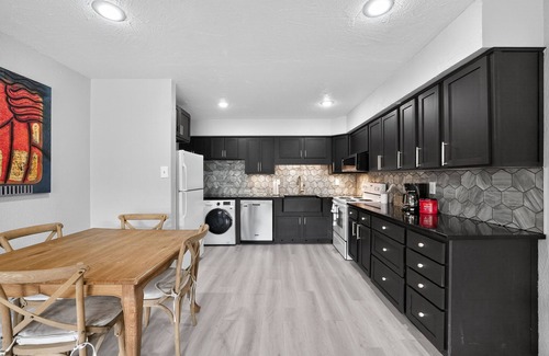 Dallas Apartment | Medical Traveler’s Retreat with Pool Mins to Hospitals, Airport, Uptown