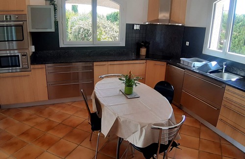 Montarnaud Villa | Mediterranean villa with heated pool set in large private garden.
