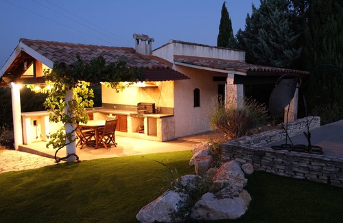 Montarnaud Villa | Mediterranean villa with heated pool set in large private garden.
