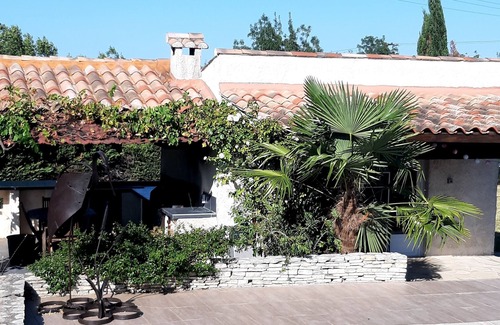Montarnaud Villa | Mediterranean villa with heated pool set in large private garden.