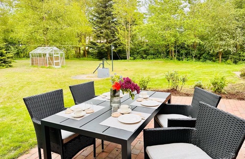 Tating Apartment | "Mein Lieblingsplatz" - Modern, bright vacation apartment with large garden