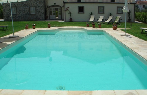 Cortona Apartment | Mela is a Self-Contained Apartment with a large Pool, free WiFi & parking