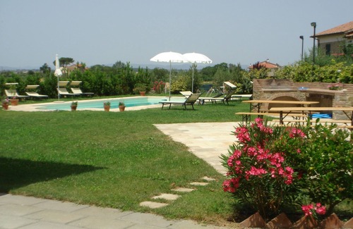 Cortona Apartment | Mela is a Self-Contained Apartment with a large Pool, free WiFi & parking