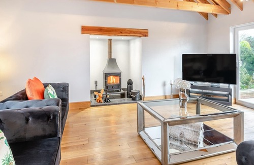 Saleby Cottage | Melbury is a superb, house, newly renovated in 2023, with a hot tub and large garden.