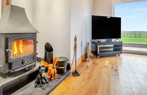 Saleby Cottage | Melbury is a superb, house, newly renovated in 2023, with a hot tub and large garden.