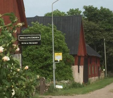 Storlinge Bed & Breakfast | Mellangården i Äpplerum