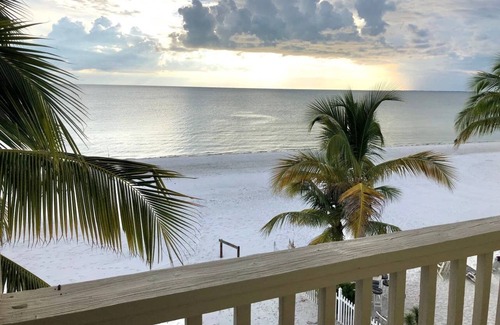 Mid Island House | Mellow Yellow - Ocean Front Gorgeous, Classy Private Beach House