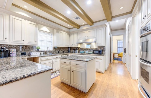 Houston House | Memorial Med Ctr/Galleria/Rice: Spacious 5 Bdrm Pool Theatre