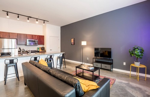 Downtown Memphis Apartment | Memphian KING SUITE downtown with a POOL and GYM