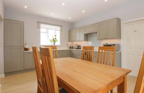 Llanfairpwllgwyngyll Cottage | MENAI COTTAGE, family friendly, with a garden in Brynsiencyn