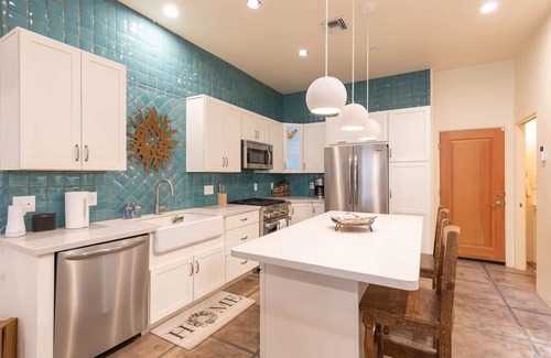Menlo Park House | Mercado San Agustin/2 BR 2.5 BA/Garage/Patio