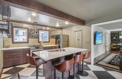 Indianapolis House | Meridian Hills Woodland View - King Bed Sleeps 10. Minutes from Broad Ripple!
