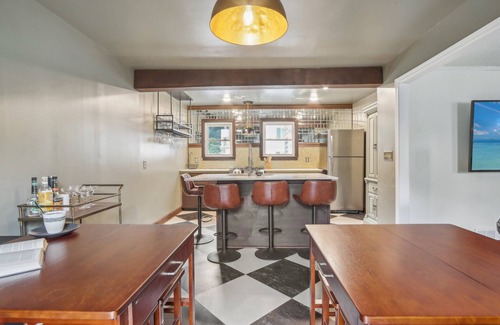 Indianapolis House | Meridian Hills Woodland View - King Bed Sleeps 10. Minutes from Broad Ripple!