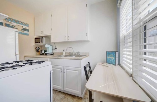 Central Mission Beach Apartment | * Mermaid Cove + Bikes & Garage Parking!