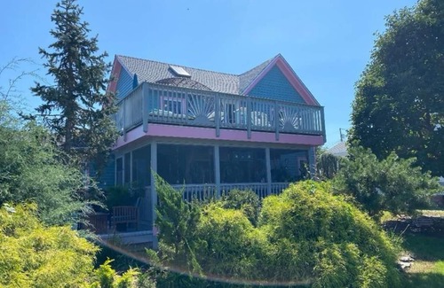 Chincoteague House | Mermaid & Mare, Downtown Retreat. Hot Tub, Firepit, fenced yard & Pet Friendly!
