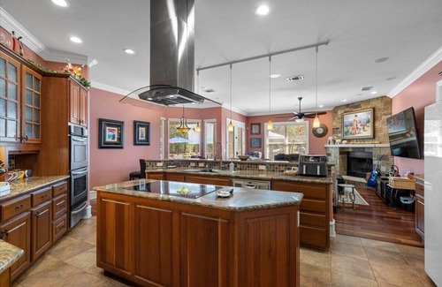 Cedar Creek House | Mesquite Retreat: Close to Austin and COTA: Fun, Family, and Friends,