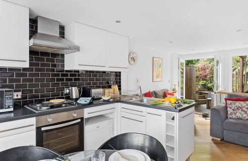 Shaldon Cottage | Mews seaside house with integral garage and EV charger