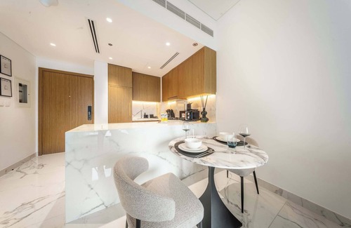 Nad Al Sheba Apartment | Meydan Apartment sleeps 4 in Great Location!
