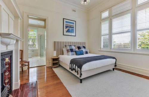 Katoomba House | Mia Mia - 4BR Federation Home with Fireplaces