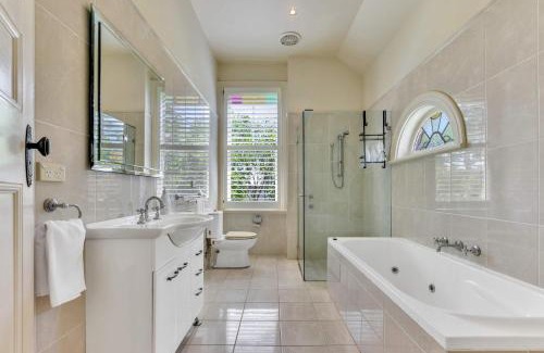 Katoomba House | Mia Mia - 4BR Federation Home with Fireplaces