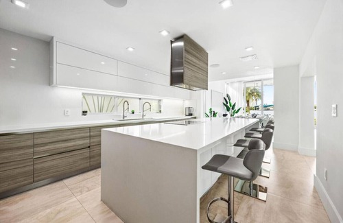 Sunny Isles Beach Apartment | Miami Modern Heated Pool & Dock