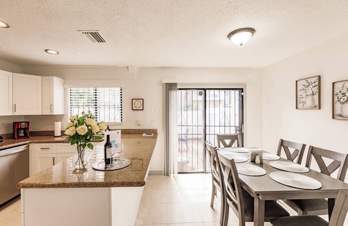 Fontainebleau Apartment | Miami Oasis, Miami Oasis: 7 mins to Dolphin Mall+MÍA. PS4+Games