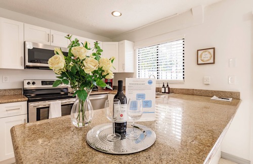 Fontainebleau Apartment | Miami Oasis, Miami Oasis: 7 mins to Dolphin Mall+MÍA. PS4+Games