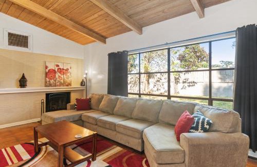 Gainesville House | Mid-century Home 2 miles to UF, Downtown, and Shands Plus Walk to Coffee Culture, Planet Fitness and Alfred A Ring Park
