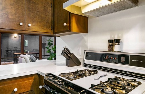 Southwestern Sacramento House | Mid-Century-Modern Airport View Home Hot Tub