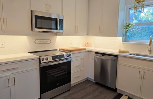 Jacksonville House | Mid-century modern gem w/cabin vibes, MEGA gameroom, pingpong, pool table, gym
