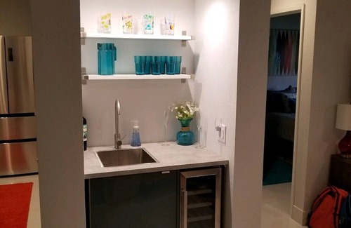 Racquet Club West Condo | Mid-Century Remodeled Condo.steps from Pool & Jacuzzi - bike ride to Downtown