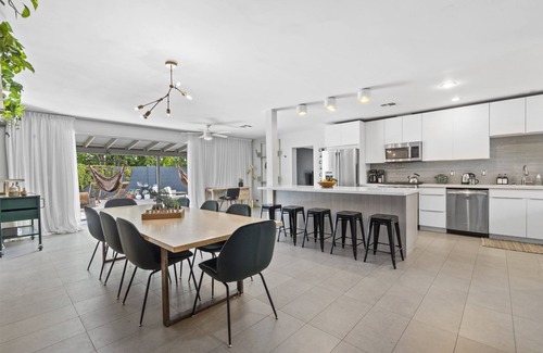 Encanto House | Mid-Century Stunner/Large Yard and Patio for Indoor/Outdoor Living