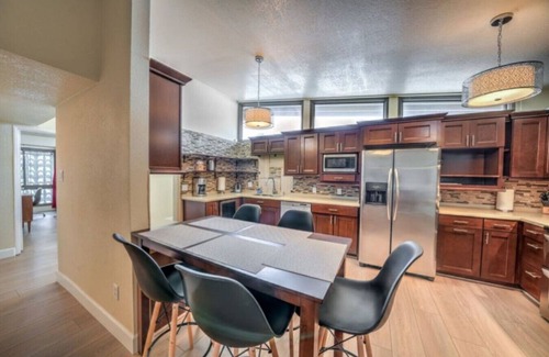 Las Vegas Apartment | Mid Century Vegas Oasis, Private Pool, Full Kitchen