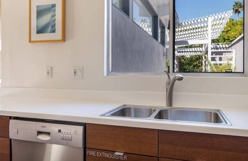 Vista Las Palmas House | Mid-Century w/ Pool, Mountain Views and Easy Walk to Downtown Palm Springs