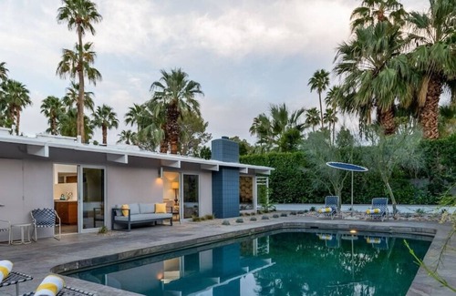 Vista Las Palmas House | Mid-Century w/ Pool, Mountain Views and Easy Walk to Downtown Palm Springs