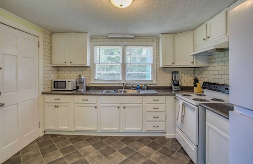 Wilmington Cottage | Mid-Century Wilmington Cottage: 3 Mi to Riverwalk