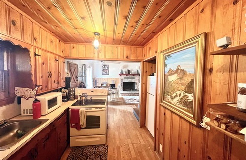South Lake Tahoe Cabin | Mid-town serene cabin, close to nature and amenities, monthly discount deal.