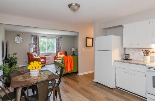 Kettering Apartment | Midcentury Modern 2br Comfort Near The Greene!