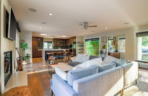 Napa House | Midcentury modern luxury in Napa with pool