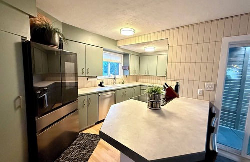 Southeast Boise House | MidCentury Modern Oasis, SE Boise, Golf Putting green,enclosed trampoline, goal!