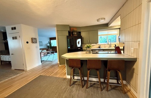 Southeast Boise House | MidCentury Modern Oasis, SE Boise, Golf Putting green,enclosed trampoline, goal!