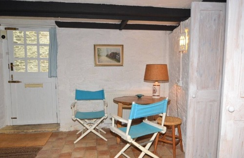 Totnes House | Middle Cottage - Three Bedroom House, Sleeps 6