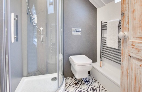 Totnes House | Middle Cottage - Three Bedroom House, Sleeps 6