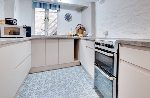 Totnes House | Middle Cottage - Three Bedroom House, Sleeps 6