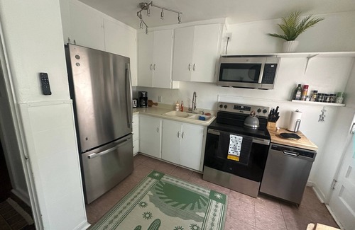 El Prado Apartment | Middle nest - Stylish 1BR – Walk to UNM & Hospitals – w/Parking !