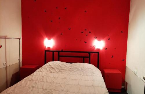Lviv City Center Apartment | Midnight Cats' Apartment in Rynok Square Світло є завжди!