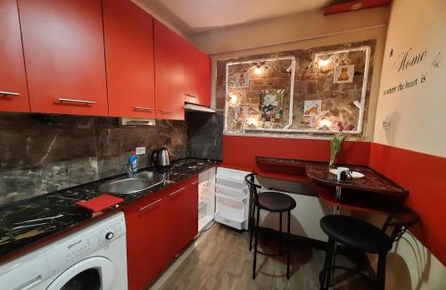 Lviv City Center Apartment | Midnight Cats' Apartment in Rynok Square Світло є завжди!