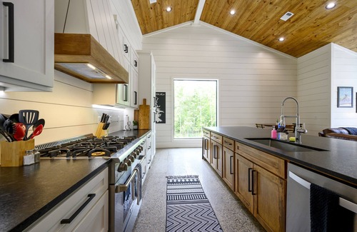 Broken Bow Cabin | Midnight Cowboy, Outdoor Pool, Swing Set, Shuffleboard, Arcade Game, Hot Tub
