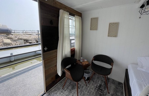 Sandusky Boat Rental | Midnight Retreat Houseboat @ SoLSTAY Marina